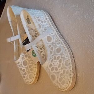 Universal Thread White Floral Lace Flats